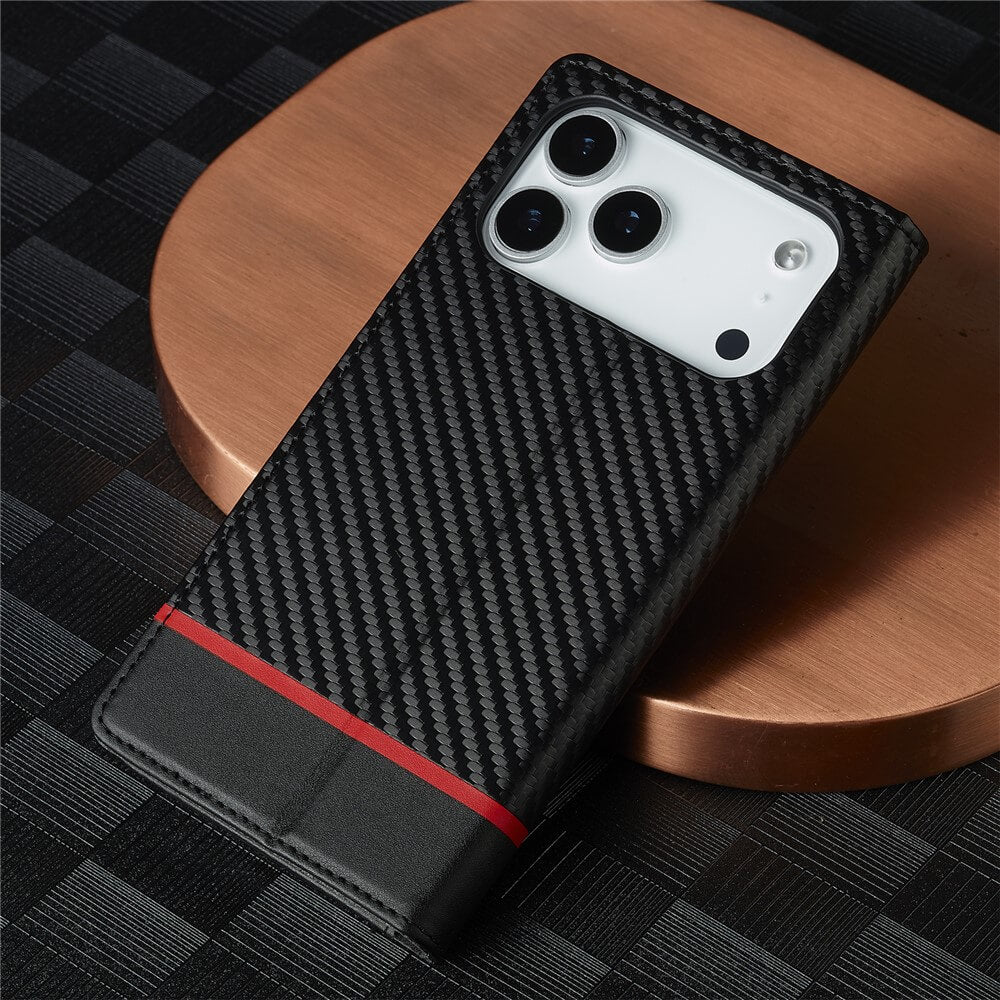 Elegante schwarze Handyhülle mit Karbonfaserstruktur und rotem Streifen auf weißem Smartphone, auf kupferfarbenem Metall.