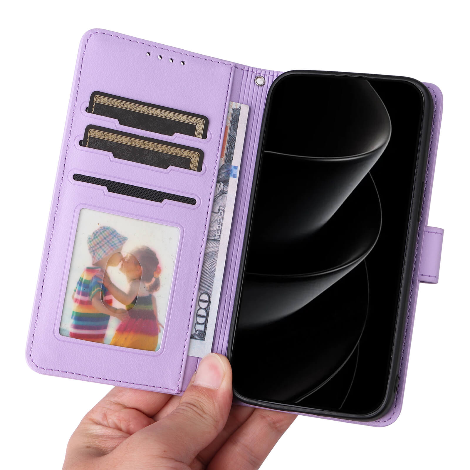 #farbe_lila|Violette Leder-Brieftasche mit Smartphone, zwei schwarzen Karten, 100-Dollar-Schein und Foto von zwei Kindern.