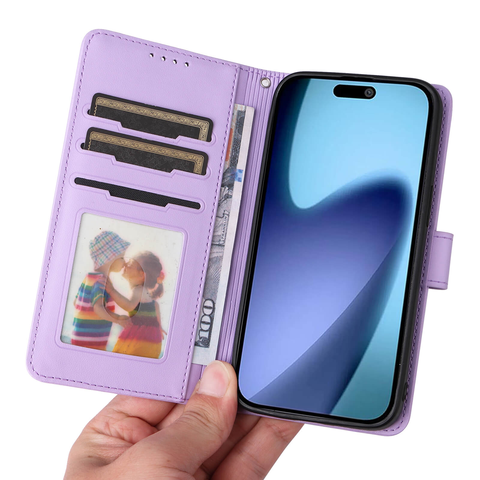 #farbe_lila|Geöffnete lila Wallet-Handyhülle mit Kartenfächern, transparentem Fotofach und gefaltetem 100-Dollar-Schein, Smartphone rechts.