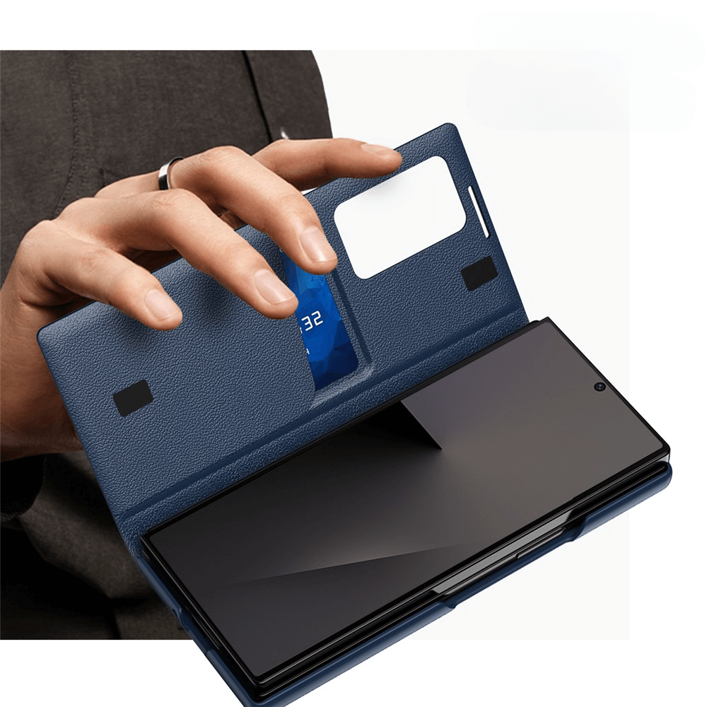 #farbe_blau|Eine Hand hält das Cover-Discount Galaxy Z Fold7 Smart Cover Window View, ein blaues Flip-Portemonnaie mit Kartenfächern und einem ID-Fenster, in dem ein Smartphone zu sehen ist.