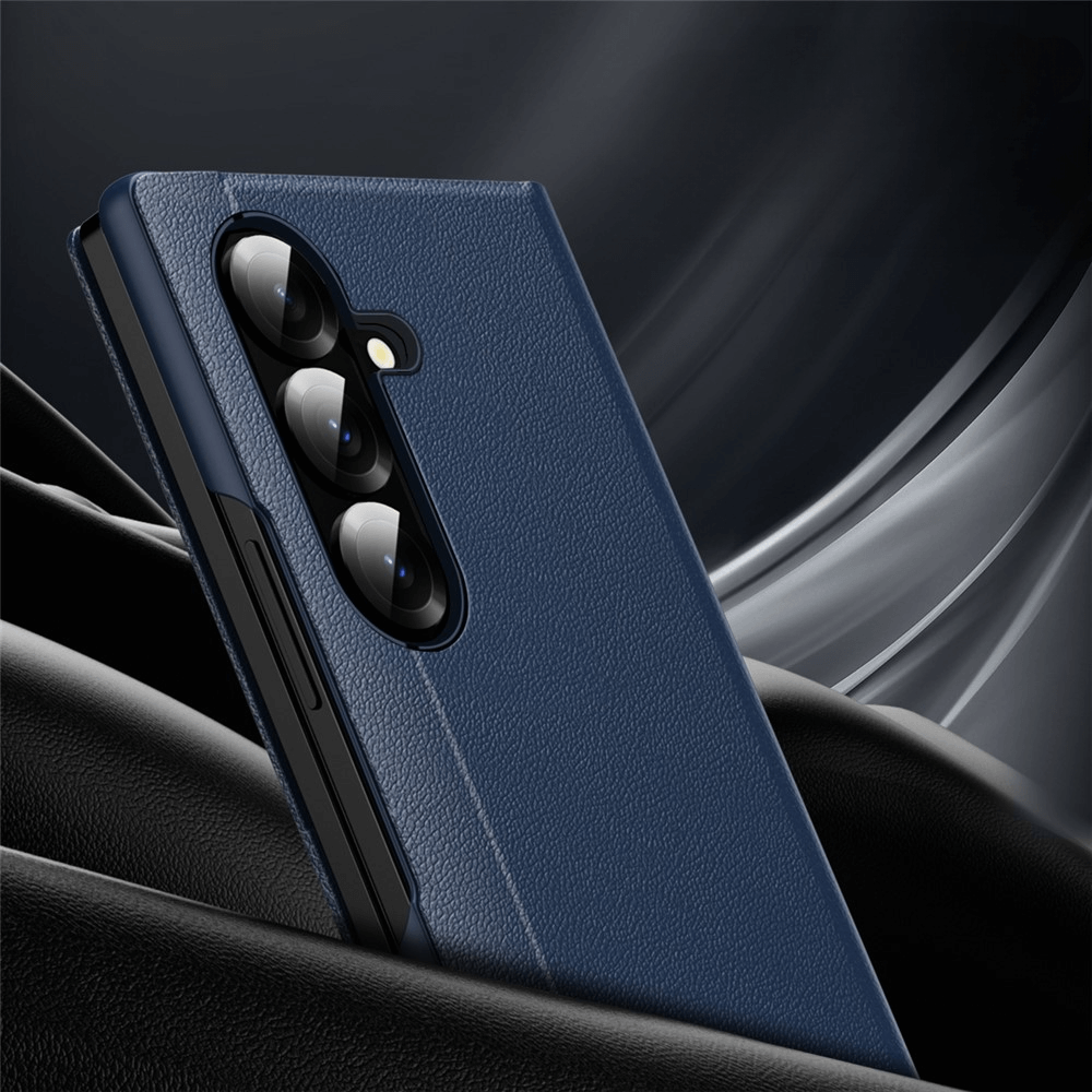 Das Cover-Discount Galaxy Z Fold7 - Smart Cover Window View, eine blaue Ledertasche mit dreifachem Kameraausschnitt, wird auf einem dunklen, gewellten Hintergrund dargestellt.