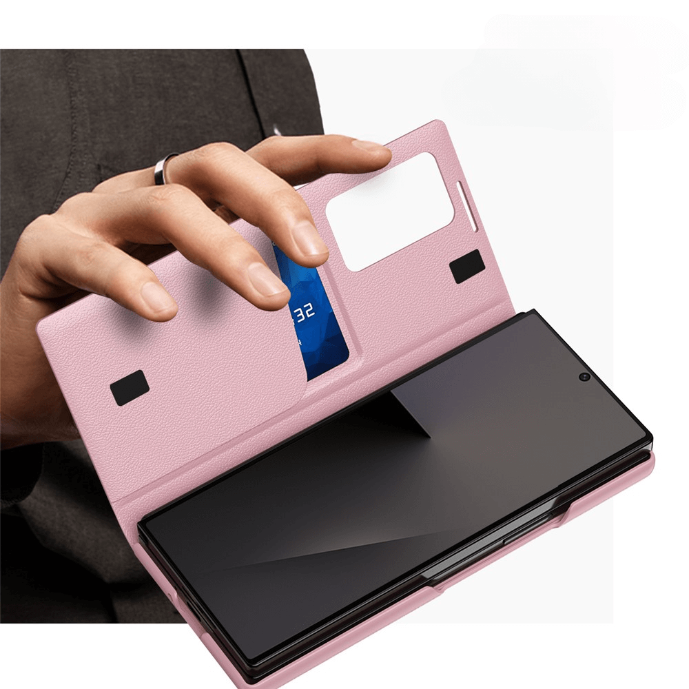 Eine Hand hält das Cover-Discount Galaxy Z Fold7 Smart Cover Window View, eine pinke Handyhülle mit Kartenschlitz, Sichtfenster und einem Smartphone im Inneren.