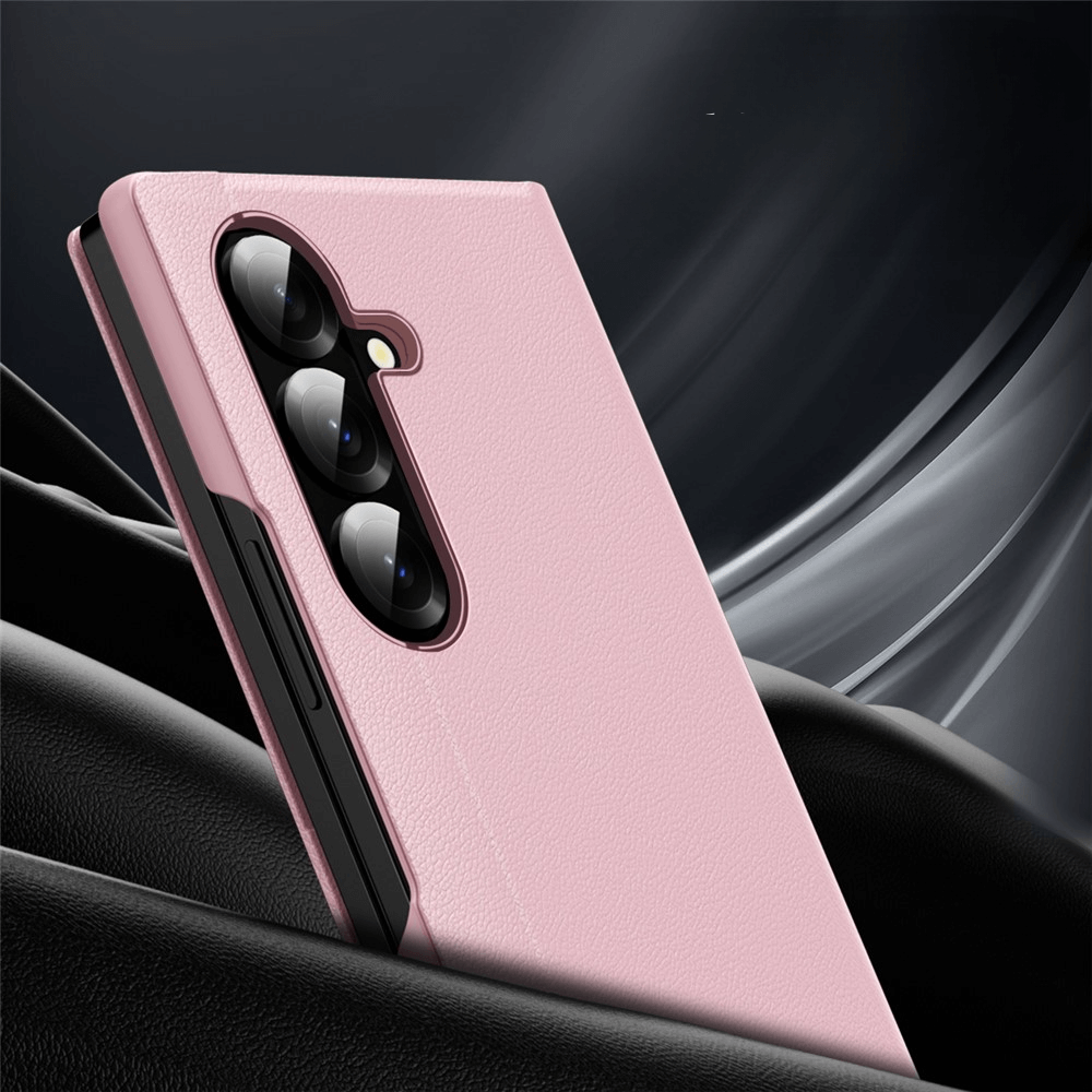 Das Cover-Discount Galaxy Z Fold7 - Smart Cover Window View in Pink, mit Kameraausschnitten, ist auf einer schwarzen Lederoberfläche abgebildet.