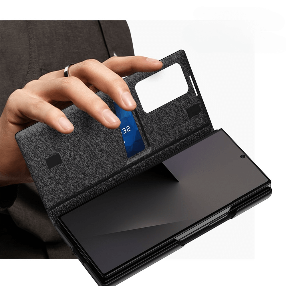 Eine Hand hält eine geöffnete Cover-Discount Galaxy Z Fold7 - Smart Cover Window View Hülle mit Kartenfach und Smartphone im Inneren.