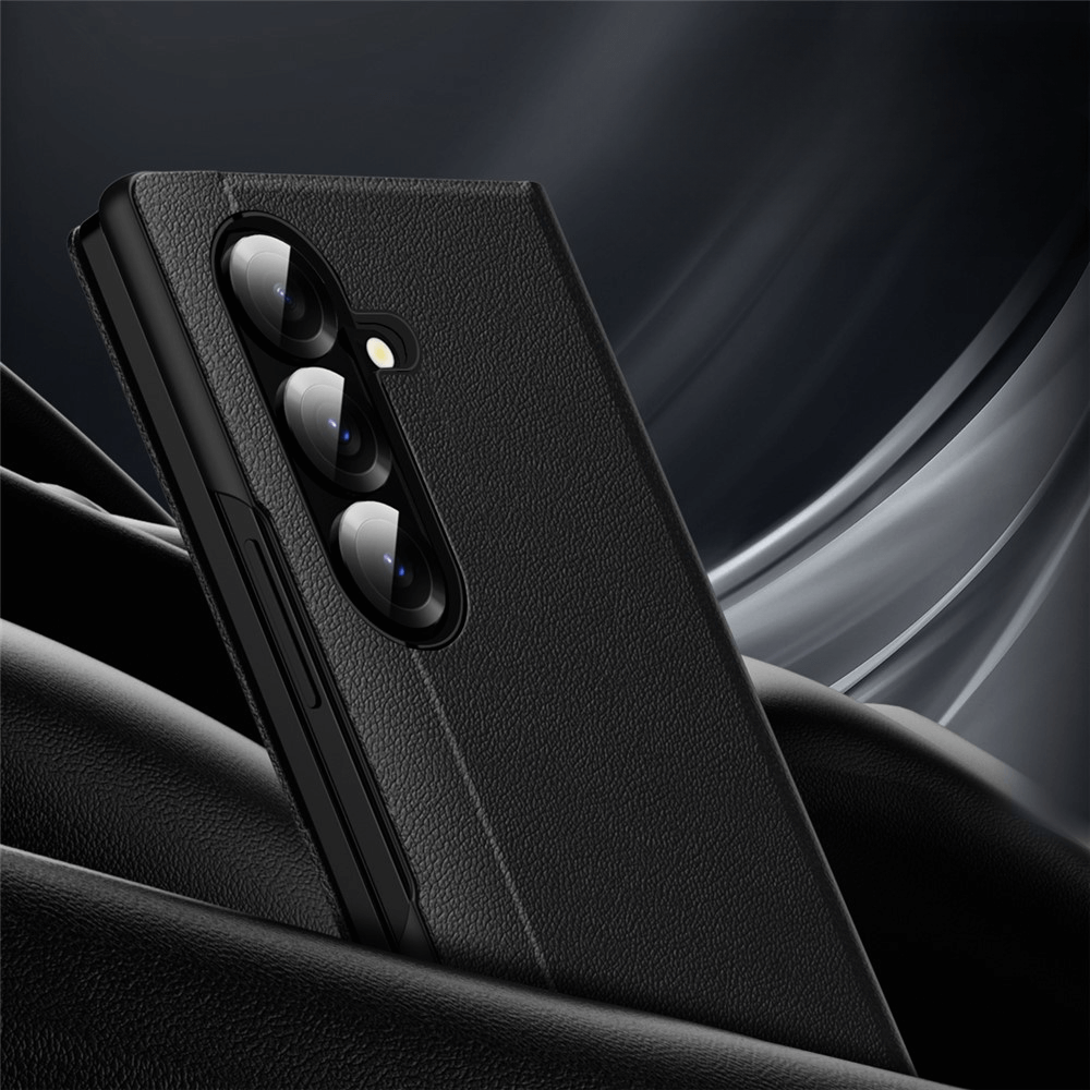 Das Cover-Discount Galaxy Z Fold7 - Smart Cover Window View ist ein schwarzes Leder Flip-Cover-Telefon Fall, mit dreifachen hinteren Kameras auf einem dunklen, abstrakten Hintergrund präsentiert.