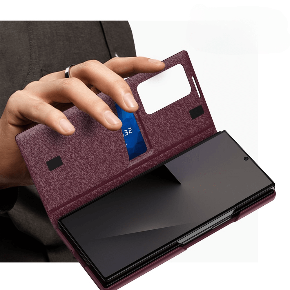 Eine Hand hält das Cover-Discount Galaxy Z Fold7 - Smart Cover Window View in kastanienbraun, das geöffnet mit einem Smartphone und einer blauen Karte im Inneren gezeigt wird.