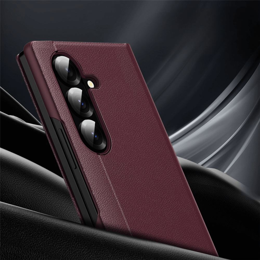 Das Cover-Discount Galaxy Z Fold7 Smart Cover Window View in kastanienbraunem Leder verfügt über einen dreifachen Kameraausschnitt und ist auf einer schwarzen Lederoberfläche abgebildet.