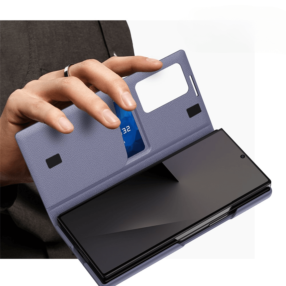 Eine Hand hält ein Galaxy Z Fold7 in der Cover-Discount Smart Cover Window View Hülle, in der Karten- und Ausweisfächer sichtbar sind.