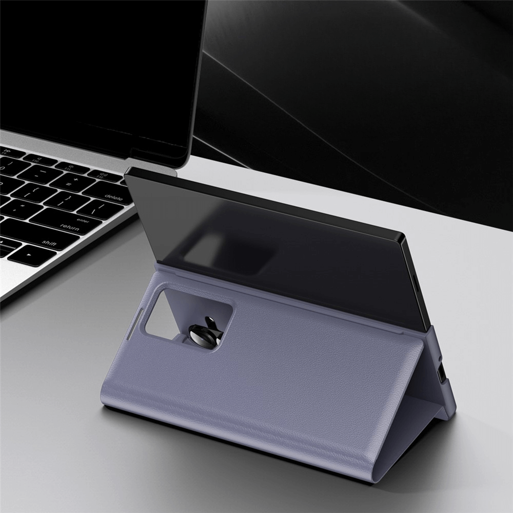 Ein Galaxy Z Fold7 mit lila Cover-Discount Smart Cover Window View steht aufrecht neben einem Laptop auf einem grau-schwarzen Schreibtisch.