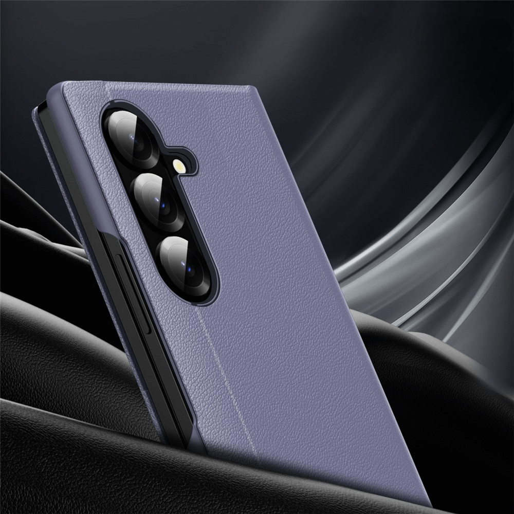 Das Cover-Discount Galaxy Z Fold7 - Smart Cover Window View in lila Leder schützt Ihr faltbares Smartphone mit drei rückseitigen Kameras.