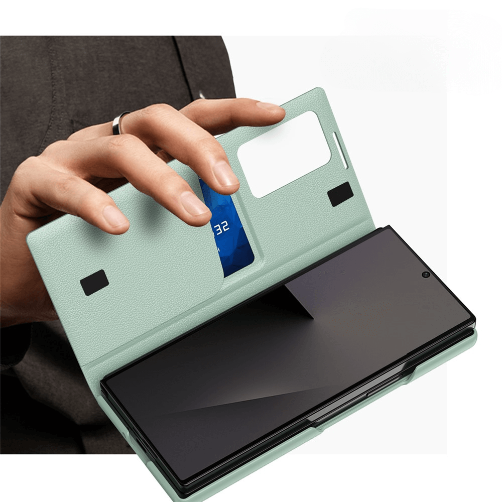 Eine Hand hält eine geöffnete mintgrüne Cover-Discount Galaxy Z Fold7 Smart Cover Window View Hülle, in der eine Karte und ein Smartphone zu sehen sind.