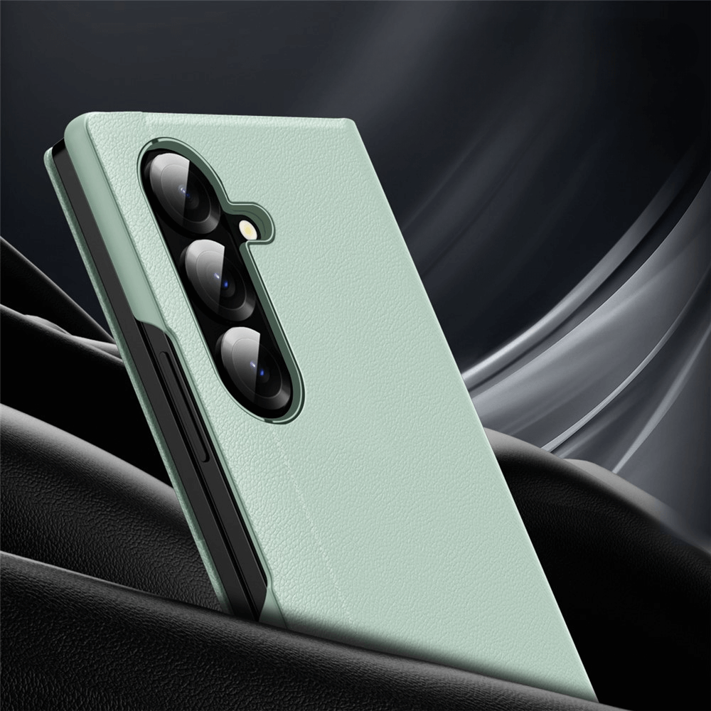Das Cover-Discount Galaxy Z Fold7 - Smart Cover Window View in Hellgrün verfügt über eine strukturierte Oberfläche und einen dreifachen Kameraausschnitt, der vor einem dunklen Hintergrund angezeigt wird.