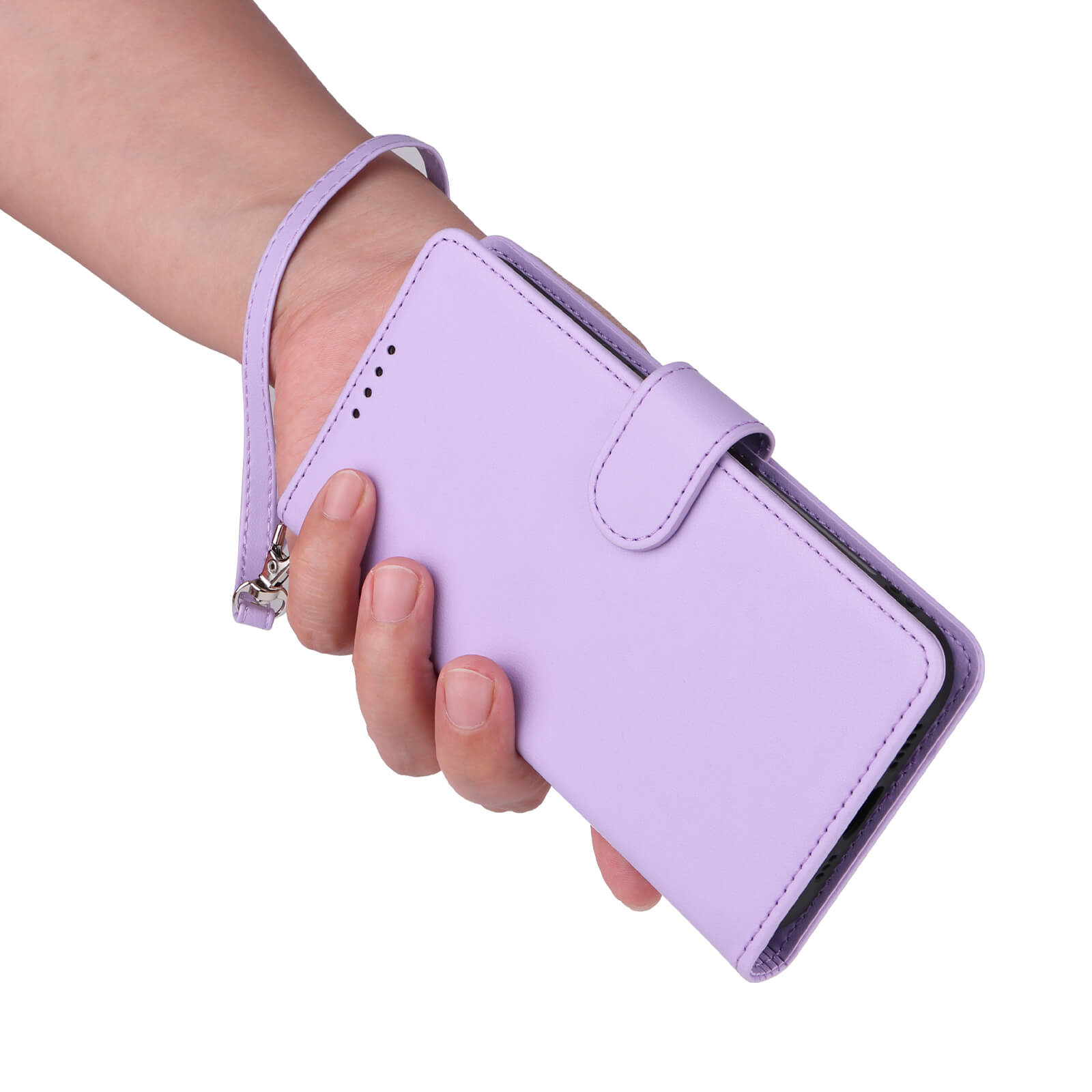 Eine Hand hält die Cover-Discount iPhone 17 - Teilbare Brieftasche 2-in-1 Handyhülle in lavendel, mit Handschlaufe, Schnappverschluss und magnetischem Handycover für sicheren Gebrauch.