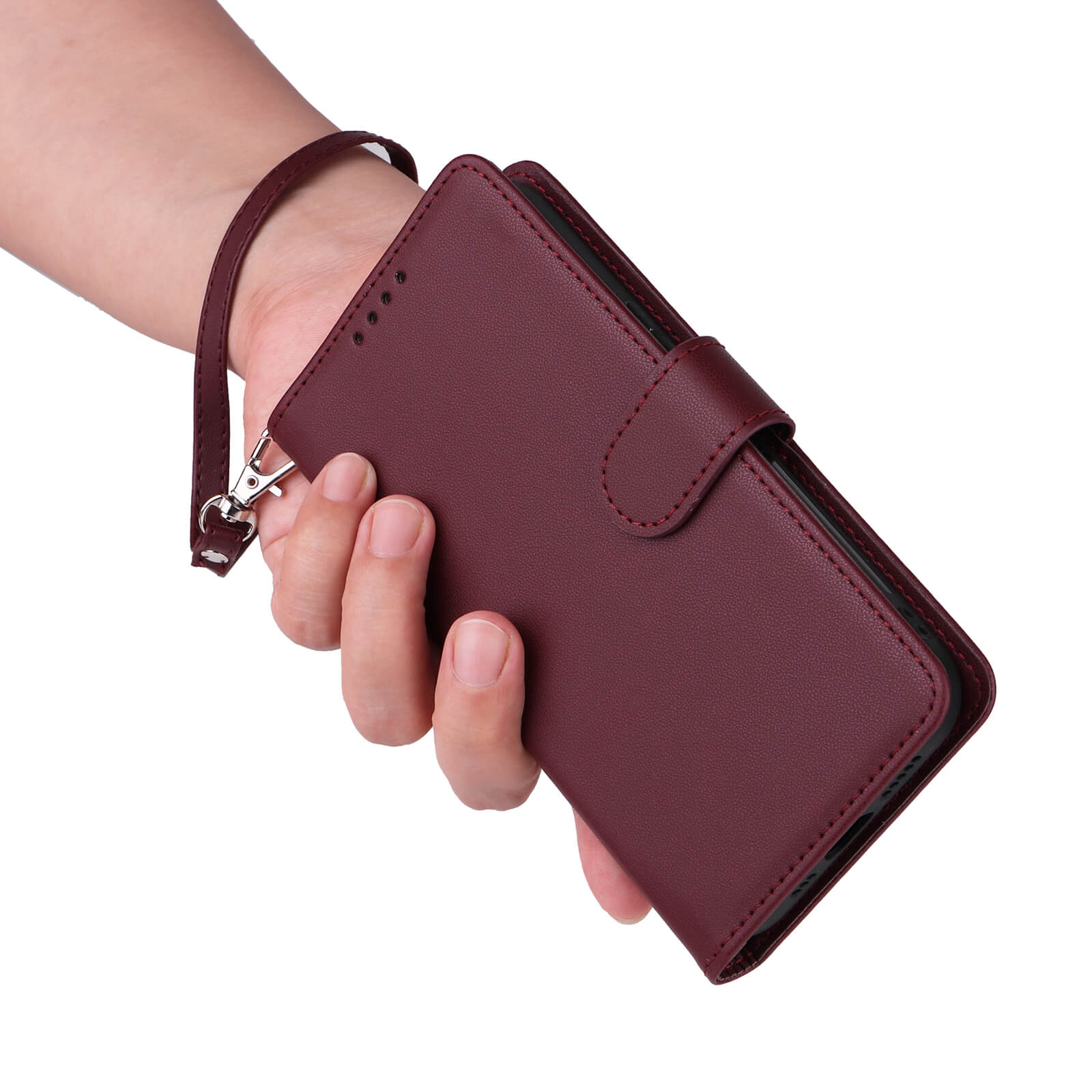 Elegante weinrote Lederbrieftasche mit Handgelenkriemen vor weißem Hintergrund in einer Hand gehalten.