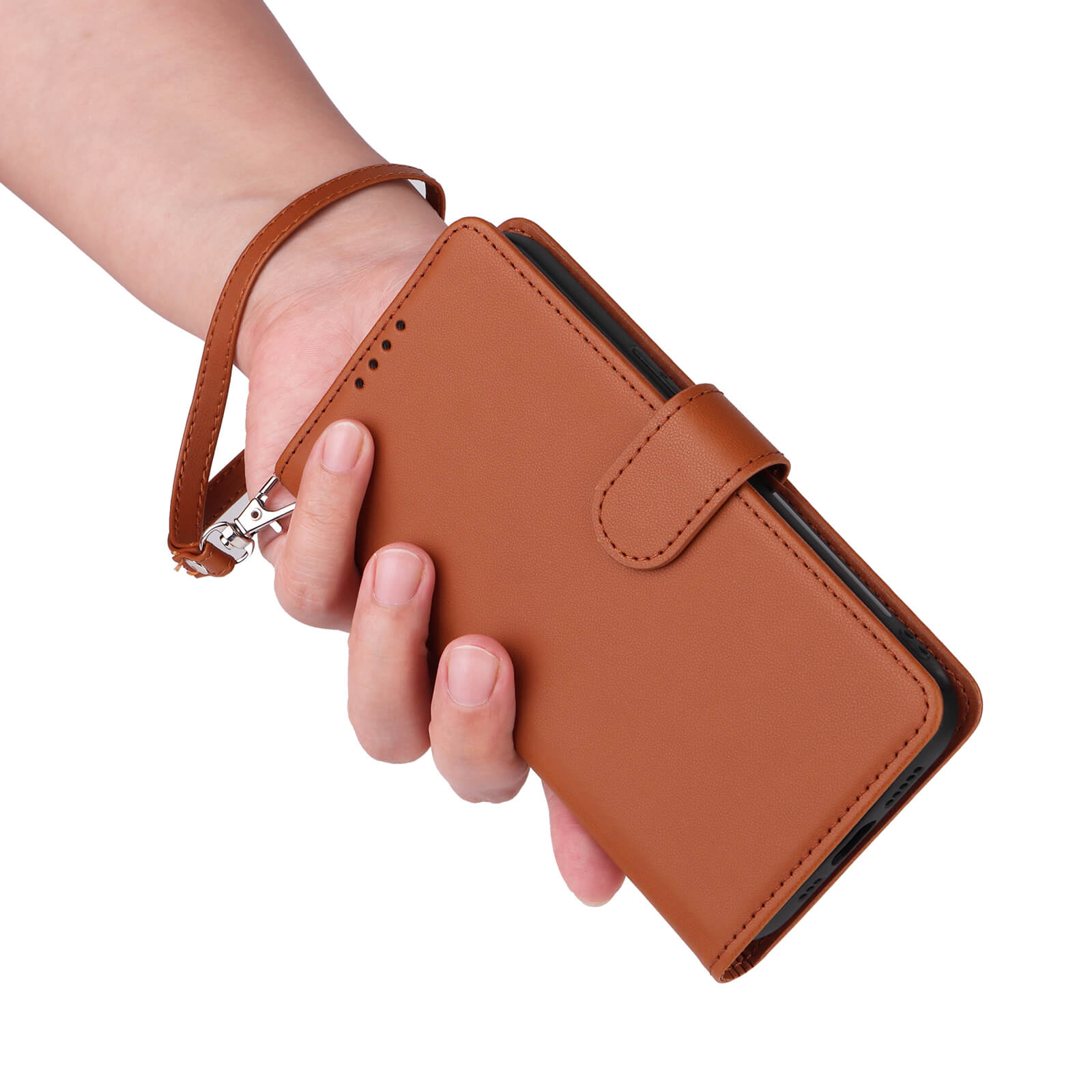 Braune Leder-Handytasche mit Riemen und sauberer Naht, von Hand präsentiert, zeigt ein Smartphone-Display.