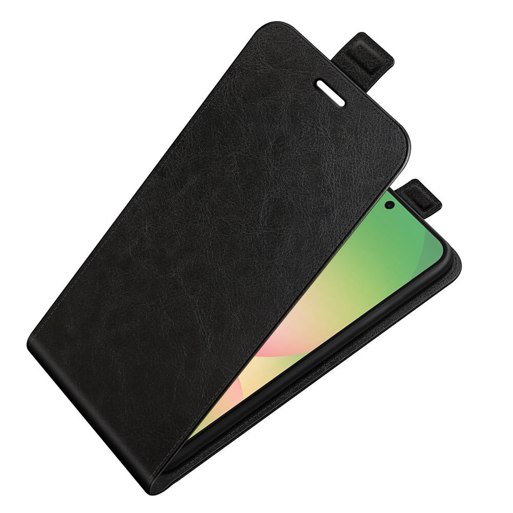 Ein Smartphone in einem schwarzen Cover-Discount Galaxy A57 - Klassisches Flip Case vertikal, abgebildet mit teilweise geöffneter Frontklappe.