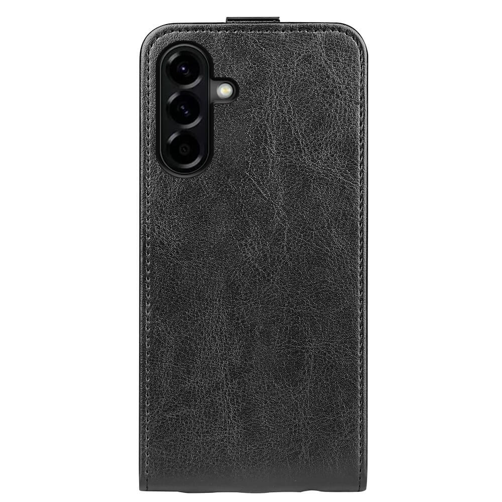 Das Cover-Discount Galaxy A57 - Klassisches Flip Case vertikal verfügt über schwarzes Leder, sichtbare Nähte, einen Kameraausschnitt und ein praktisches Kartenfach. Diese stilvolle vertikale Handyhülle kombiniert perfekt Eleganz und Komfort.