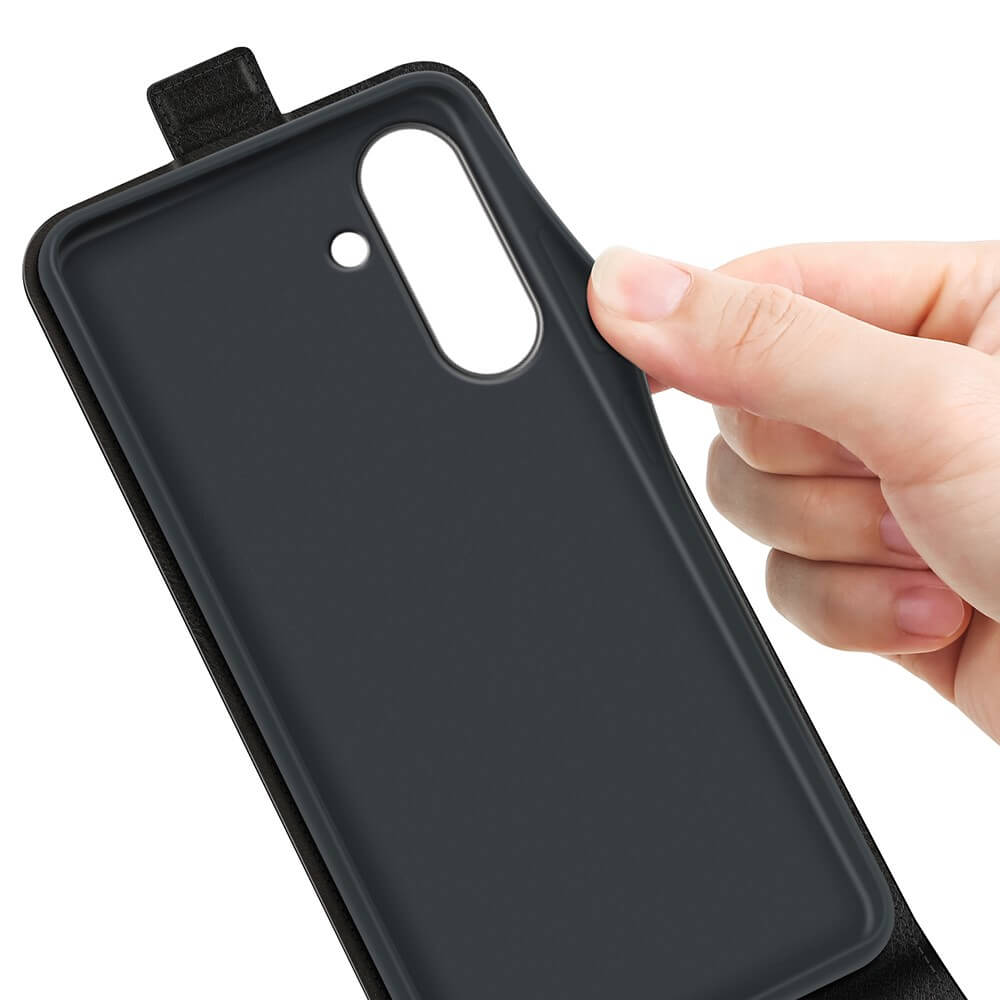 Eine Hand hält das Cover-Discount Galaxy A37 - Klassisches Flip Case vertikal und biegt den Rand, um das flexible Material durch den Kameraausschnitt zu zeigen - perfekt für alle, die eine stilvolle und schützende Handyhülle suchen.
