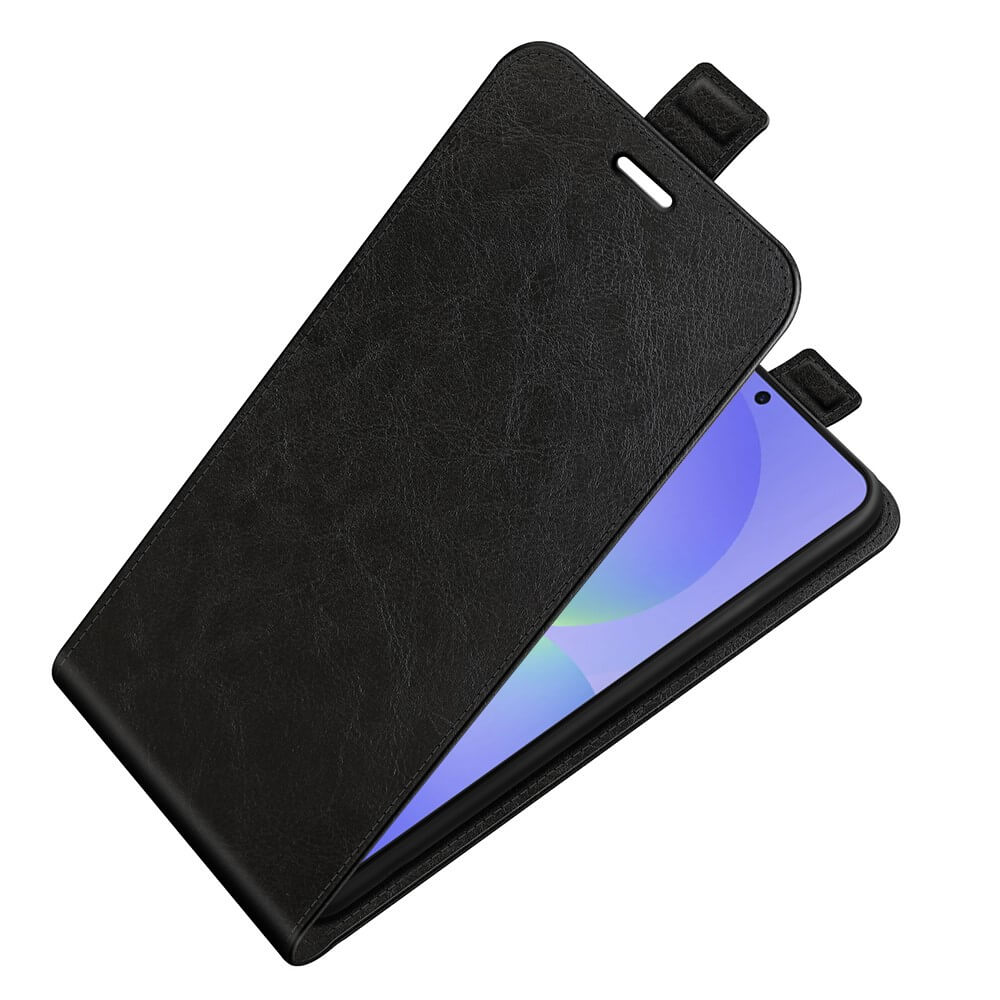 Das Galaxy A37 in einem Cover-Discount Klassisches Flip Case vertikal aus Kunstleder, teilweise geöffnet, zeigt das Display.