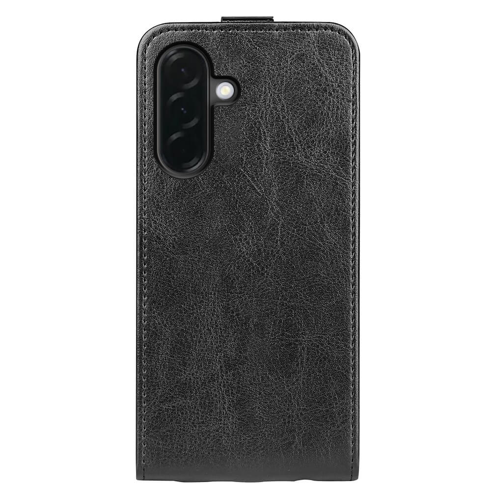 Das Cover-Discount Galaxy A37 - Klassisches Flip Case vertikal ist eine schwarze Kunstleder Handyhülle mit sichtbaren Nähten, abgebildet von der Rückseite mit einem Kameraausschnitt oben links, die stilvollen Schutz für Ihr Handy bietet.