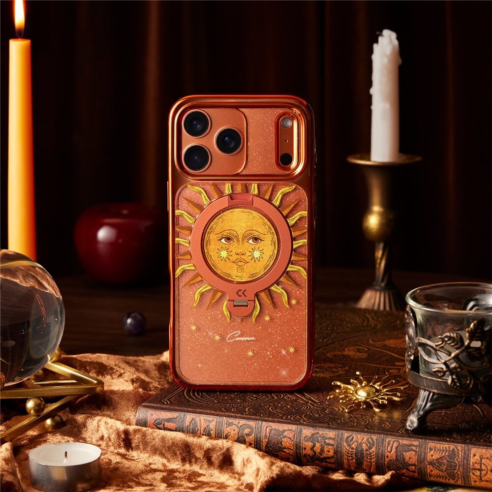 Ein iPhone 18 Pro mit einer „Cover-Discount“-Hülle mit Sonnenmotiv, ausgestellt auf einem geheimnisvollen Tisch neben Kerzen, einer Kristallkugel und einem Buch.