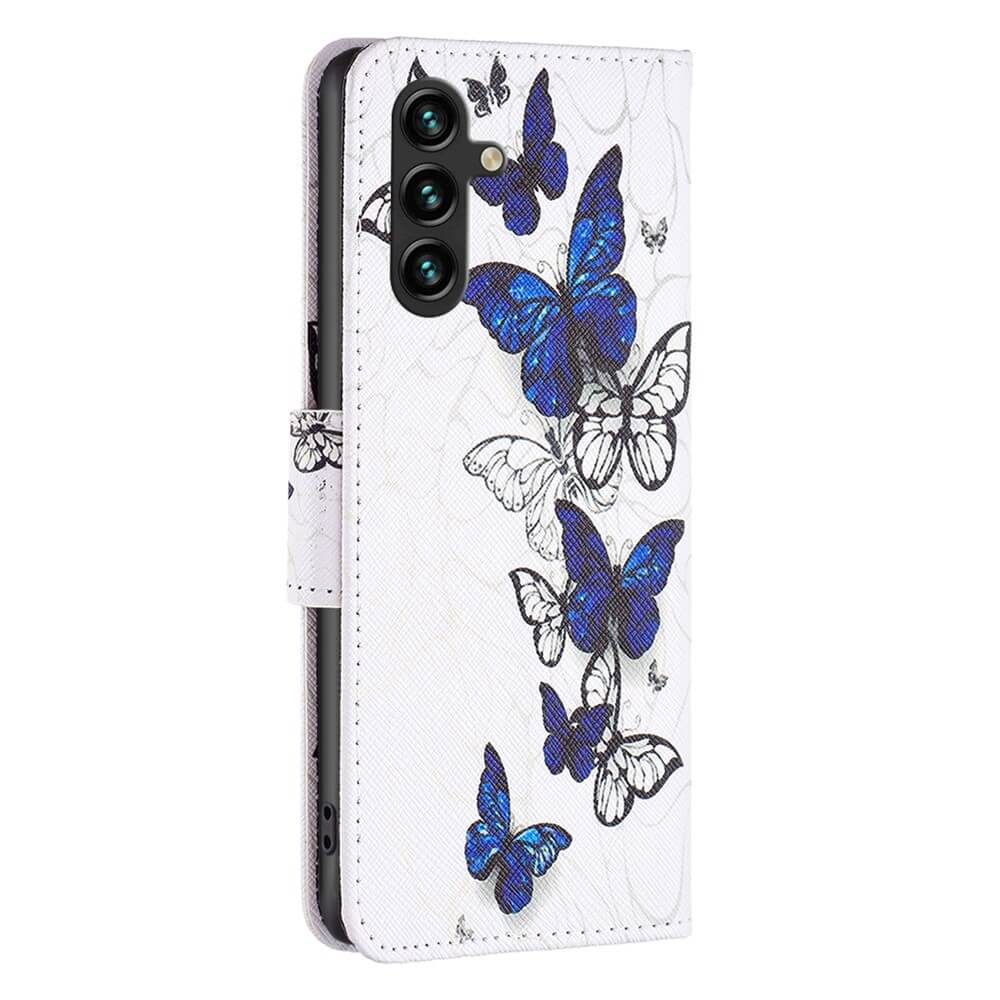 Die Cover-Discount Galaxy A35 Tasche Hülle Schmetterling in Weiß zeigt blaue und schwarze Schmetterlingsmotive, die schräg aufrecht stehen.