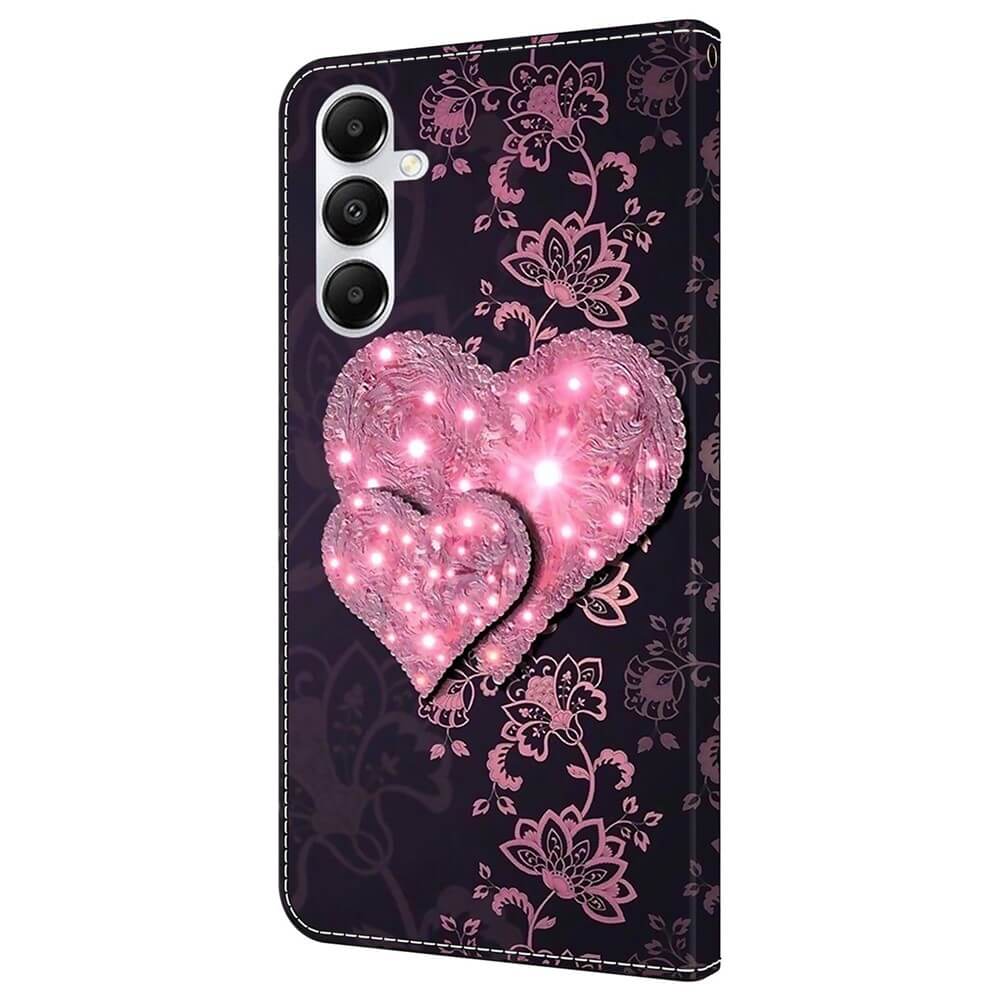 Das Galaxy A35 - 3D-Effekt Hülle Etui von Cover-Discount zeigt zwei funkelnde rosa Herzen und elegante Blumenmuster auf einem dunkelvioletten Hintergrund.