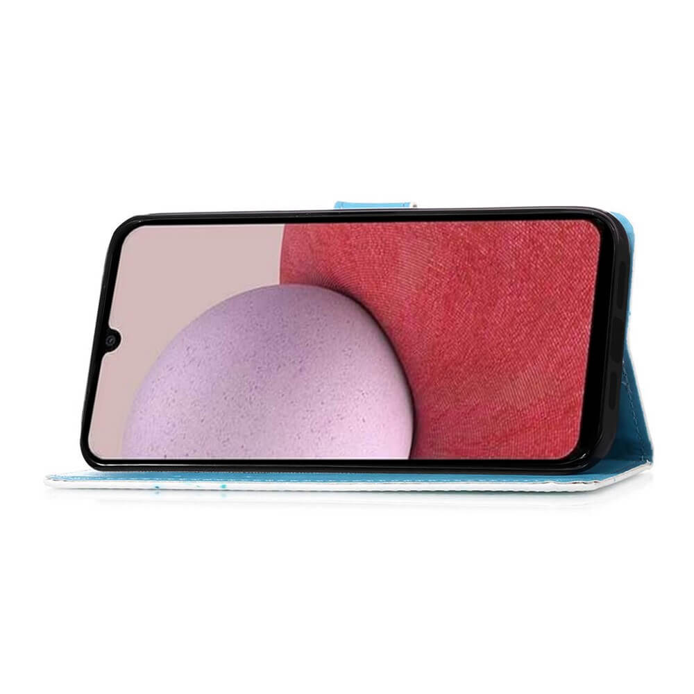 Das Galaxy A35 in der blauen "Tasche Hülle mit Motiv" von Cover-Discount steht horizontal, auf dem Display sind abstrakte Formen zu sehen.