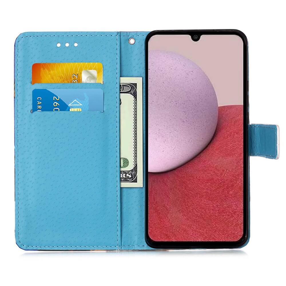 Ein Galaxy A35 in einer blauen Cover-Discount Tasche Hülle mit Motiv mit Kartenfächern, perfekt für Karten und Bargeld, wird offen auf einem weißen Hintergrund gezeigt.