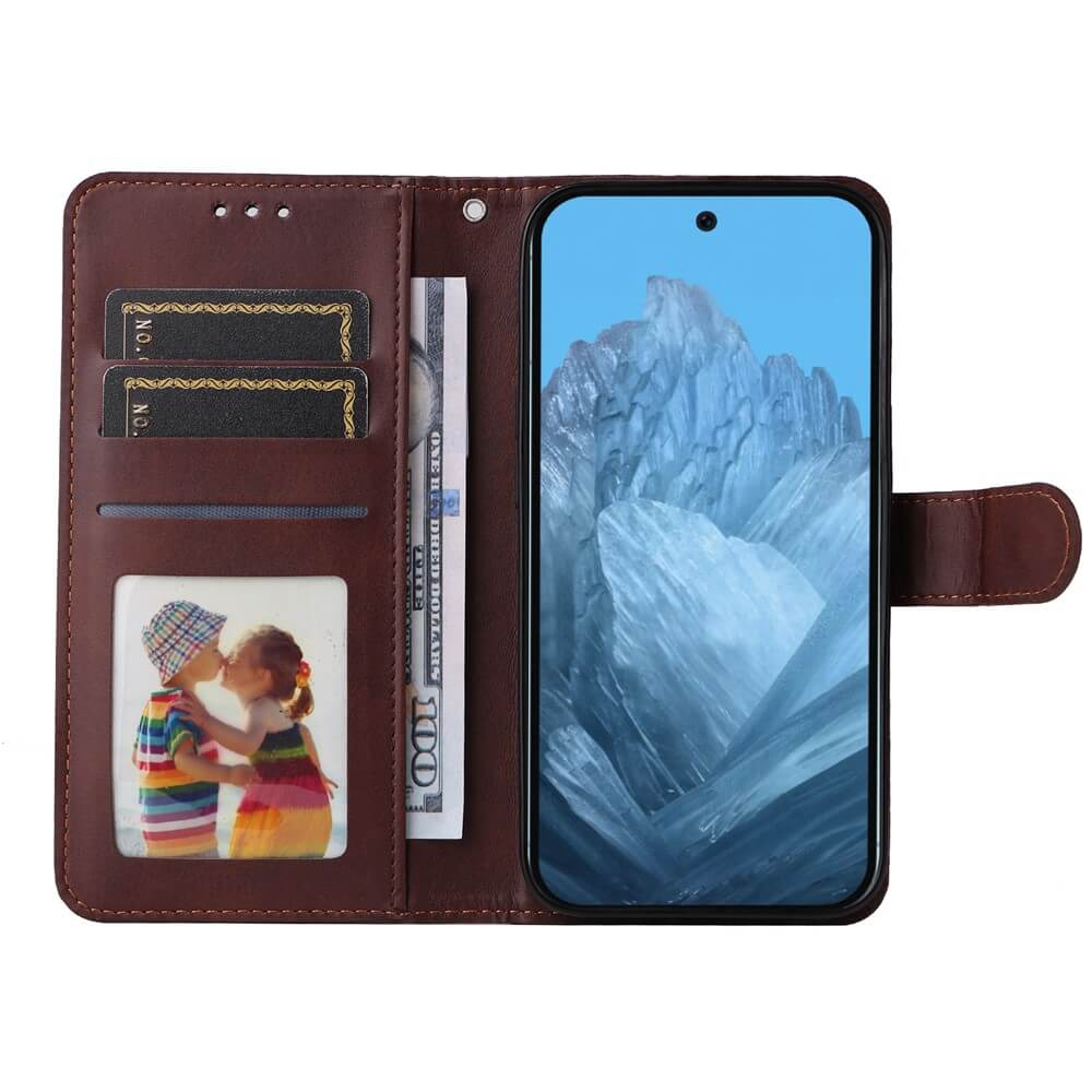#farbe_braun|Offene braune Leder-Wallet-Hülle mit Kartenfächern, Fotofach mit Bild von zwei Kindern, 100-Dollar-Schein und Smartphone.
