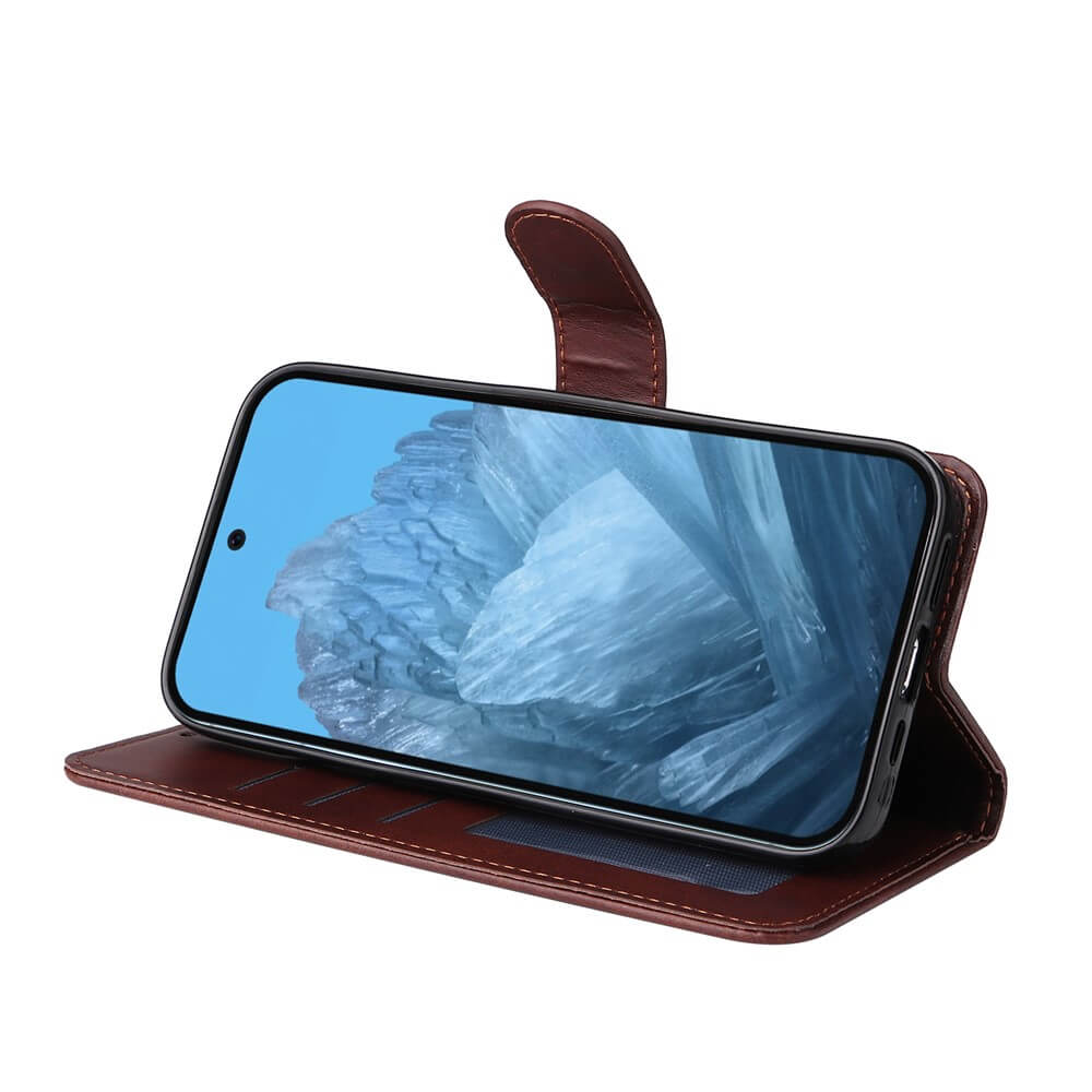 Braune Lederhülle im Wallet-Stil, Smartphone im Querformat, blauer Kristallhintergrund auf dem Bildschirm.