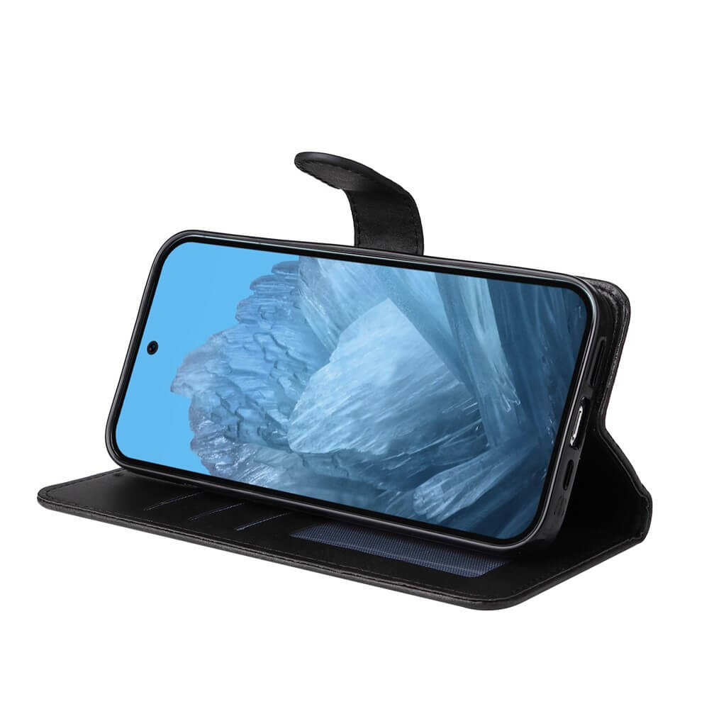 Smartphone in schwarzer Folio-Hülle mit Ständerfunktion und Kartenfächern, Bildschirm zeigt Eisformationen vor blauem Himmel.