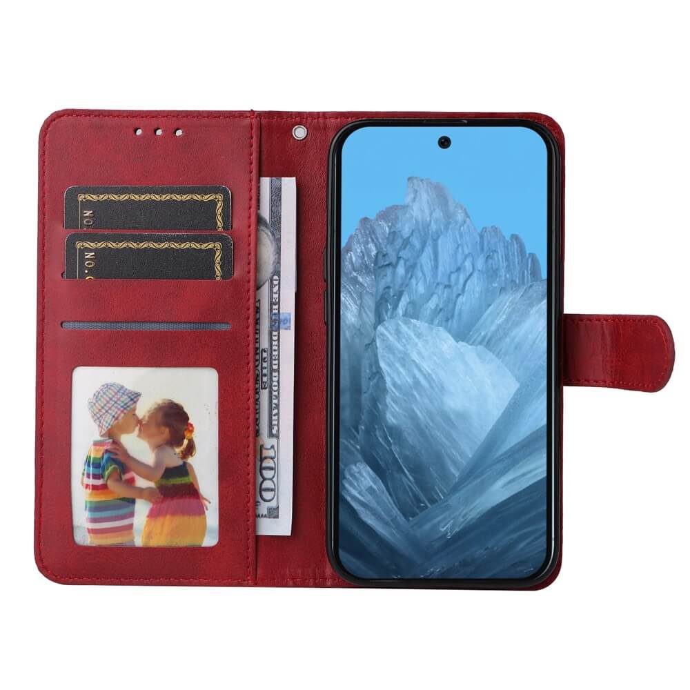 Rote Lederhülle mit zwei Karten und gefaltetem 100-Dollar-Schein, Foto von zwei Kindern und Smartphone mit blauem Hintergrund.