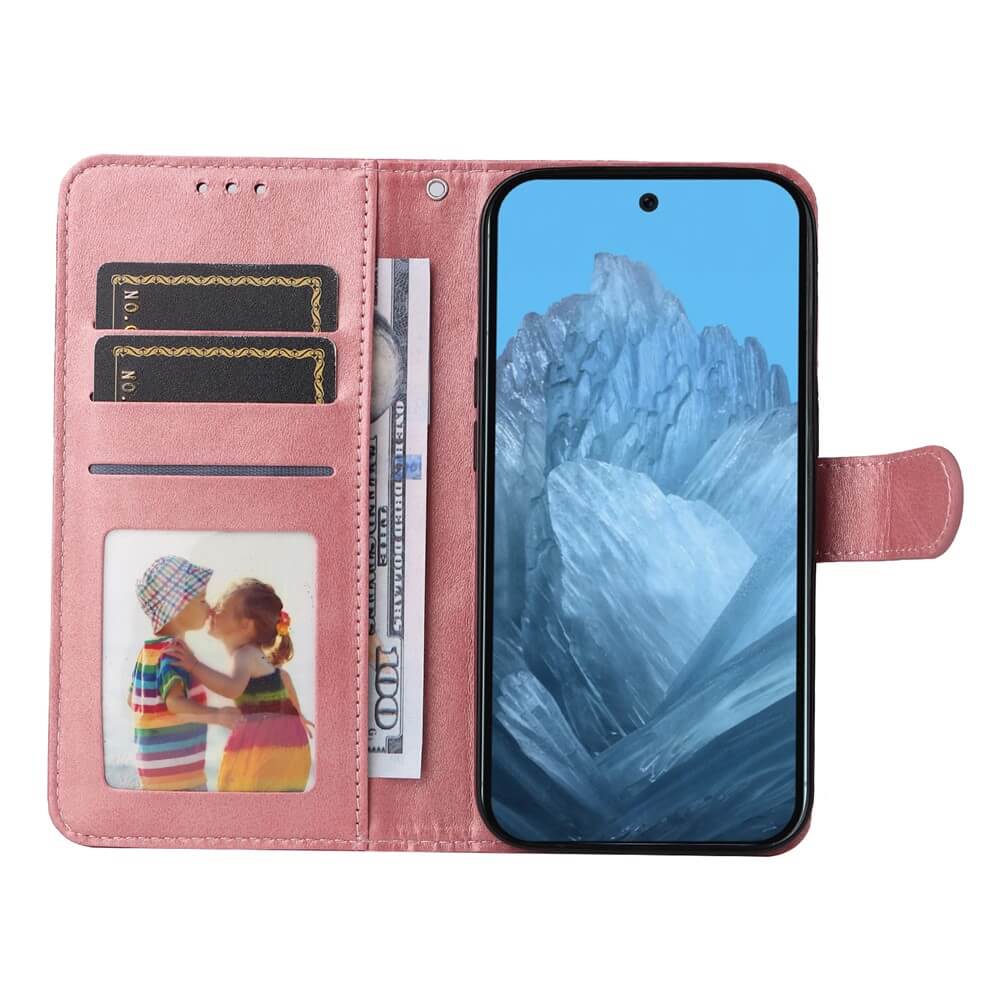 Offenes pinkfarbenes Handy-Wallet mit Smartphone, Karten, 100-Dollar-Schein und Foto zweier Kinder im Fach