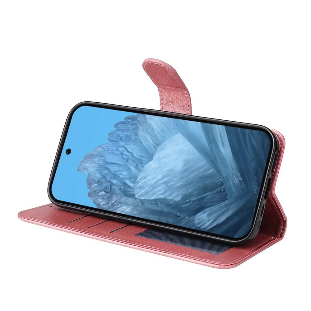 Smartphone mit blauem Eiskristall-Hintergrund in rosa Lederhülle mit Kartenfächern und Magnetverschluss