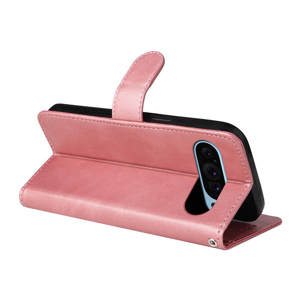 Elegante pinkfarbene Leder-Folio-Handyhülle mit sichtbarem Riemen, geöffnet, enthält Smartphone mit Dreifachkamera.