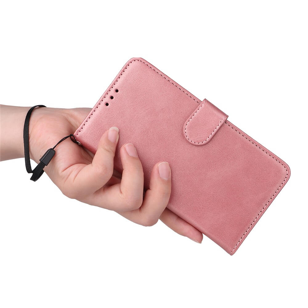 Linke Hand hält rosa Handyhülle mit Trageschlaufe und Druckknopfklappe.