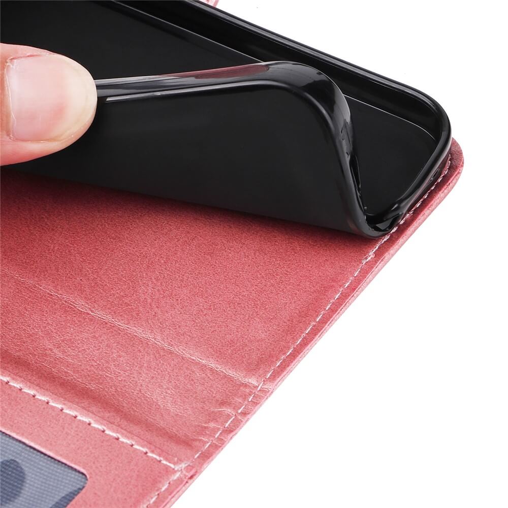 Nahaufnahme eines bordeauxroten Smartphone-Etuis mit schwarzem Innengehäuse, weißer Naht und Kartenfach.