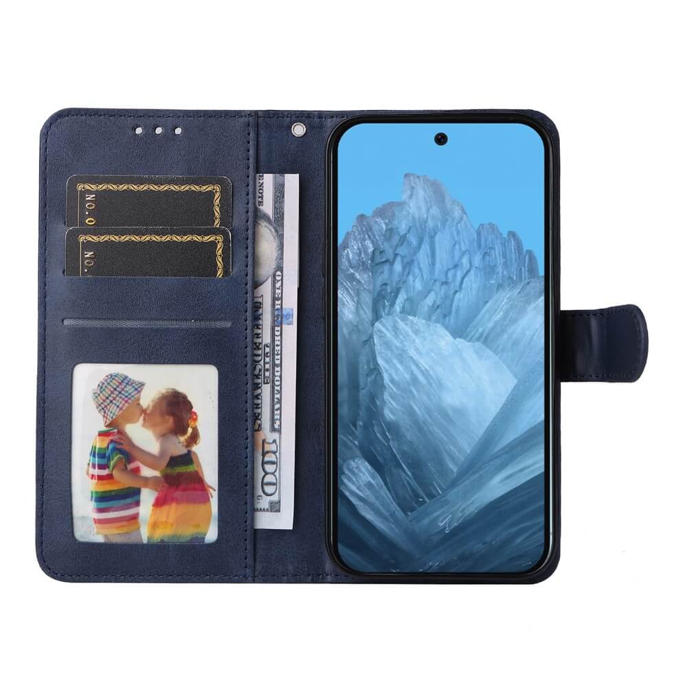Dunkelblaue Handyhülle mit Kartenfächern, Foto von Kindern und 100-Dollar-Schein. Smartphone mit Eiskristall-Display.