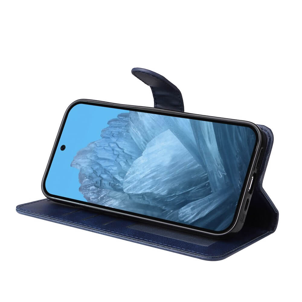Dunkelblaue Wallet-Handyhülle mit Kartenfächern hält Smartphone, Bildschirm zeigt blaue Eiskristalle.