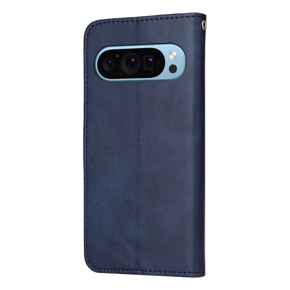 Blaues Leder-Flip-Cover für Smartphone mit dreifachem Kameraausschnitt und elegantem Design.