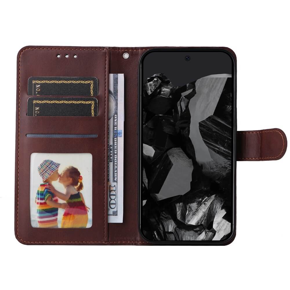 #farbe_braun|Braune Lederhülle mit Smartphone, zwei schwarzen Karten, einem alten Kinderfoto und einem 100-Dollar-Schein.