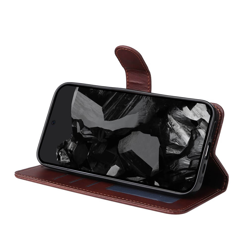 Braune Lederhülle mit Magnetverschluss als Ständer für Smartphone mit abstraktem Hintergrundbild.
