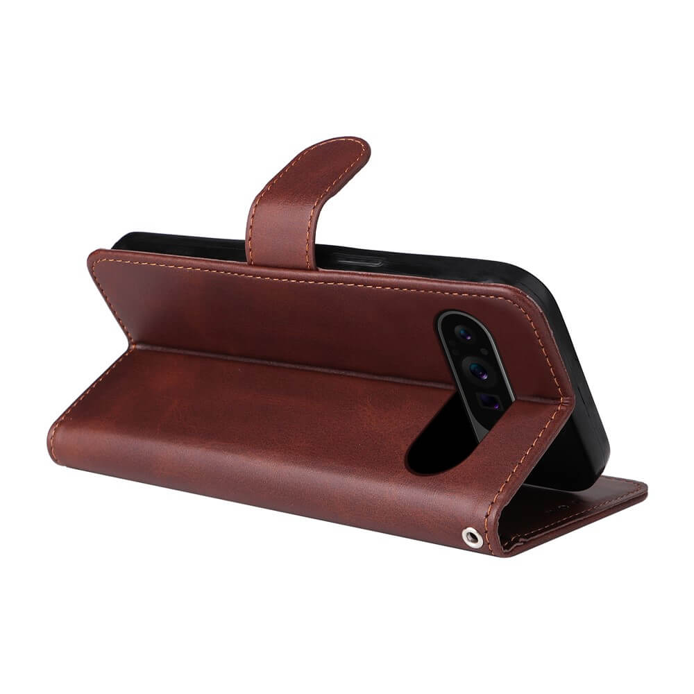 Braune Lederhülle im Wallet-Stil mit Smartphone-Ständer und Dreifachkamera auf weißem Hintergrund.