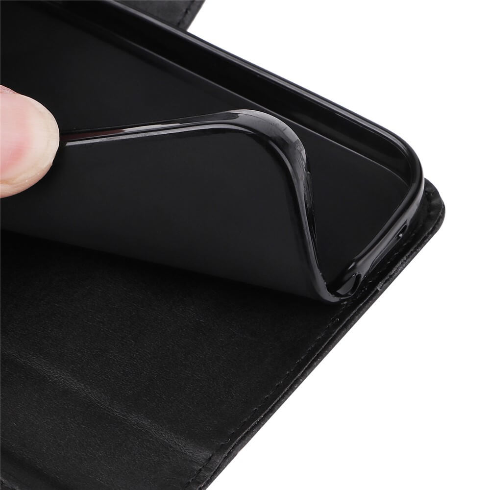 Schwarze flexible Handyhülle in schwarzem Lederetui, von Hand gebogen, auf weißem Hintergrund