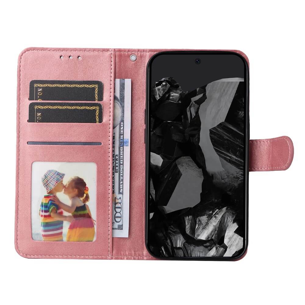 Offene pinkfarbene Handy-Wallet-Hülle mit Smartphone, zwei schwarzen Karten, Foto küssender Kinder und sichtbarem 100-Dollar-Schein.