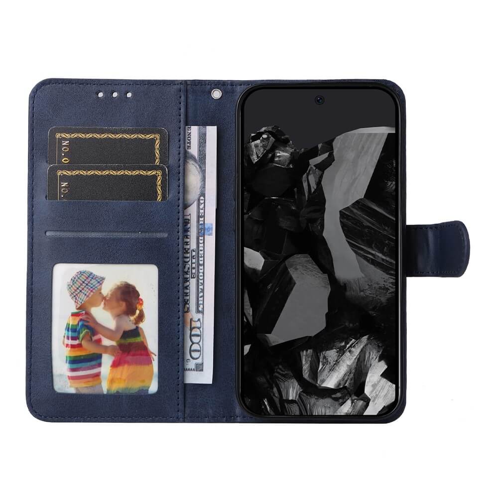 Dunkelblaues Handy-Wallet mit Geldschein, Kartenfächern und Foto von zwei Kindern, daneben Smartphone mit Muster.