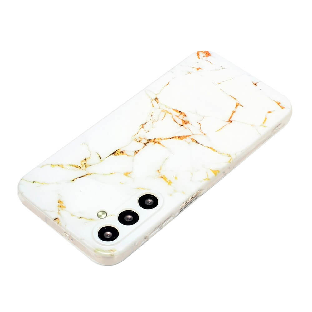 Die Cover-Discount Galaxy A35 - Cover Handyhülle Marble besteht aus einer weißen TPU-Hülle mit goldenem Marmordesign und Aussparungen für drei Kameralinsen und verbindet stilvolle Eleganz mit zuverlässigem Schutz.