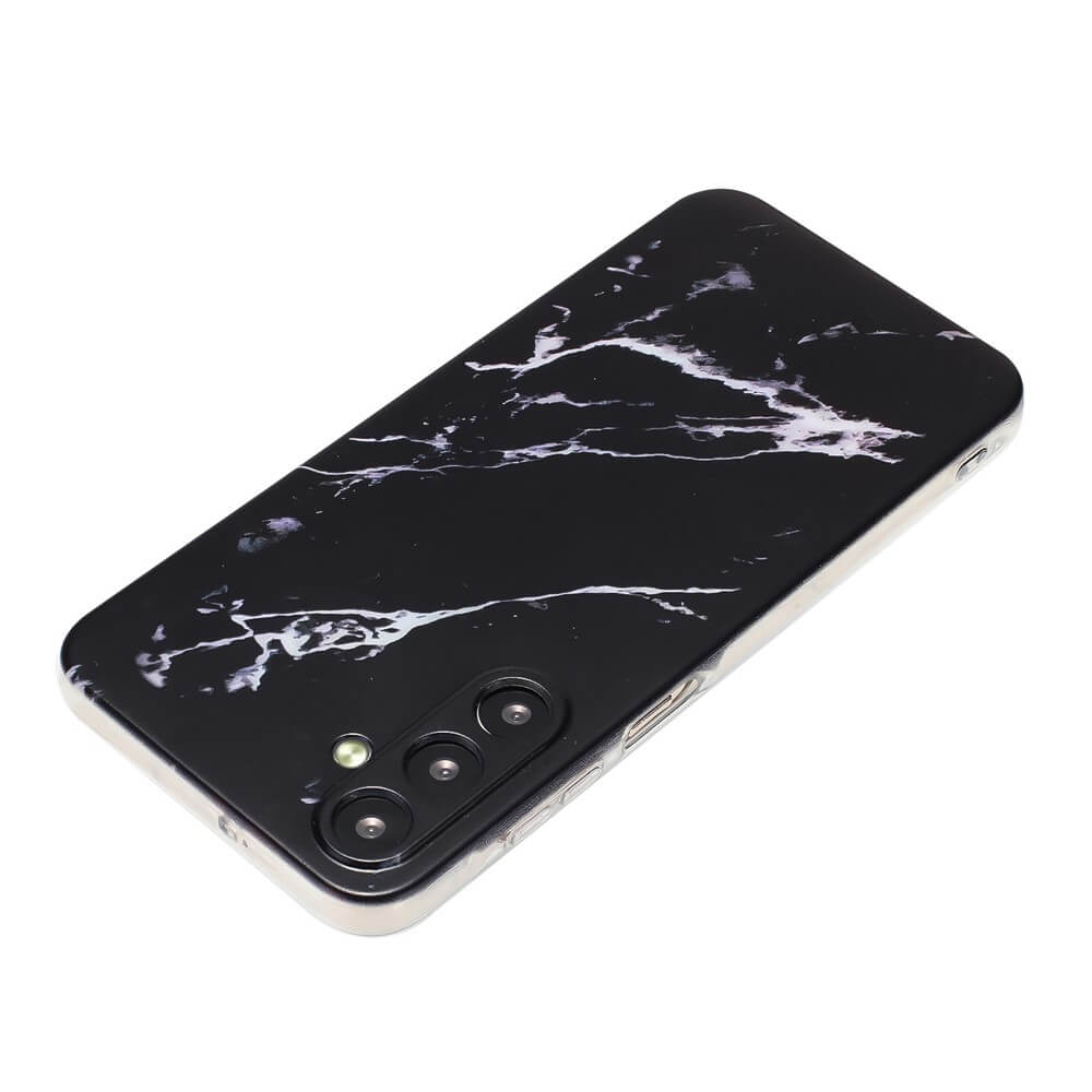 Das Galaxy A35 ist mit der Cover-Discount Marble Handyhülle in Schwarz ausgestattet, die ein stilvolles Marmor-Design und drei rückseitige Kameralinsen aufweist.