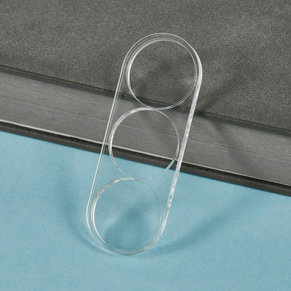 Klare Kunststoff Kameralinse Schutz von Cover-Discount für Galaxy Z Fold7, 2 Stk. Schutzglas Kamera mit drei Öffnungen, präsentiert auf einem grauen Buch und blauem Untergrund.